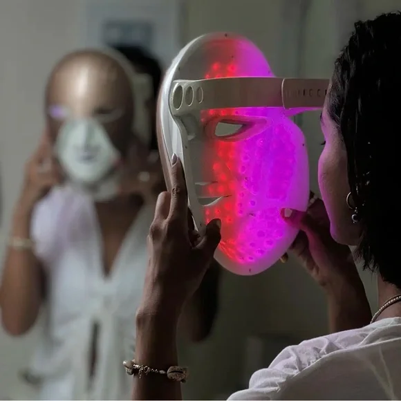 Cleopatra LED Light Therapy Facial Mask - Picture 4 of 7